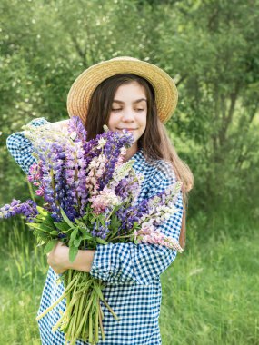Bir yaz alanında kız