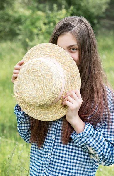 Menina em um campo — Fotografia de Stock