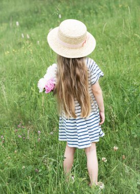 Geri görünüm güzel küçük kız