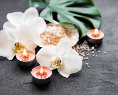 Orkide çiçekleri malzemelerle doğal spa