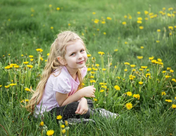 Niña con dientes de león — Foto de Stock