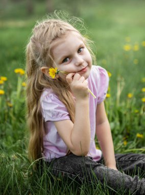 dandelions ile küçük kız