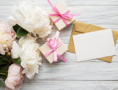 Pembe şakayık ile zarf