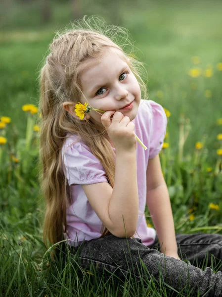 Niña con dientes de león — Foto de Stock