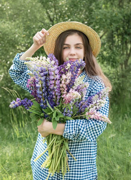 Menina em um campo de verão — Fotografia de Stock
