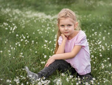 bir alan, sevimli küçük kız