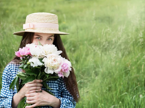 Девушка в летнем поле — стоковое фото