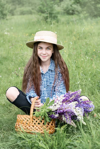 Menina em um campo de verão — Fotografia de Stock