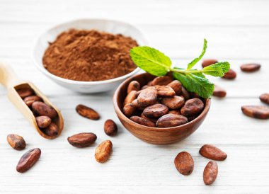 Kakao tozu ve fasulye ile kase