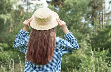 Geri görünüm güzel kız