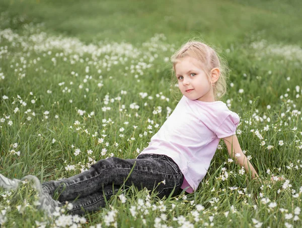 Söpö pieni tyttö pellolla — kuvapankkivalokuva