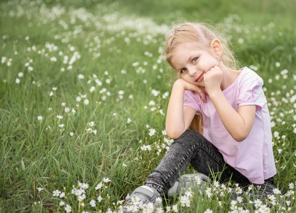 Cute dziewczynka w polu — Zdjęcie stockowe