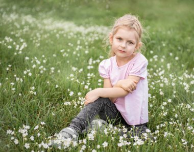 bir alan, sevimli küçük kız