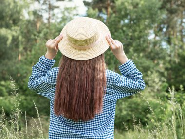 Geri görünüm güzel kız