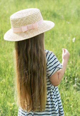 bir alan, sevimli küçük kız