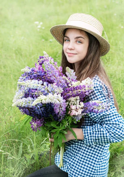 Menina em um campo de verão — Fotografia de Stock