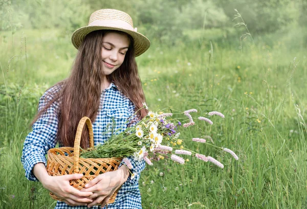 Menina em um campo de verão — Fotografia de Stock