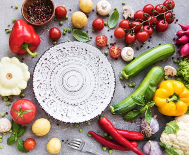 Boş levha ve taze sebze