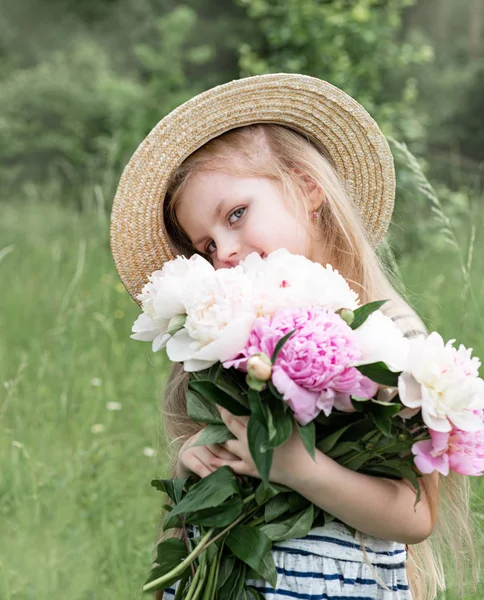 Cute little girl in a field — Stock Photo, Image