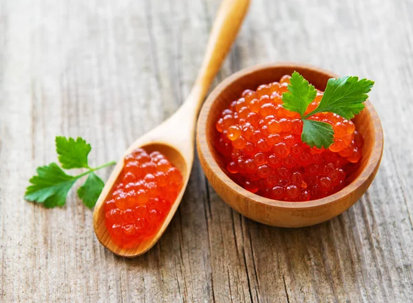 Caviar rojo en tazón — Foto de Stock