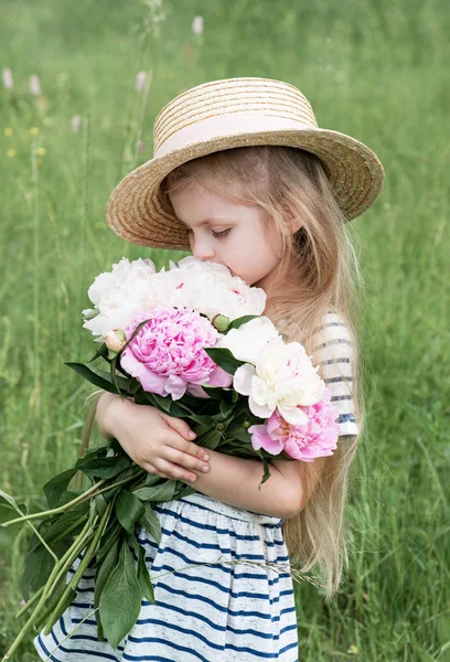 Cute dziewczynka w polu — Zdjęcie stockowe