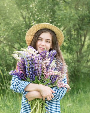 Bir yaz alanında kız