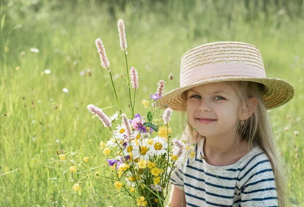 Menina bonito em um campo — Fotografia de Stock