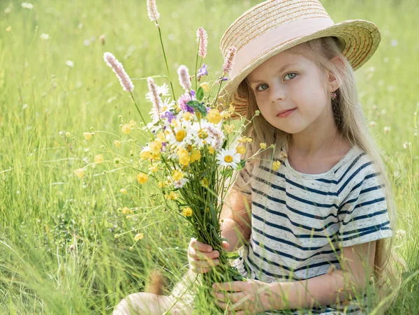 Cute dziewczynka w polu — Zdjęcie stockowe