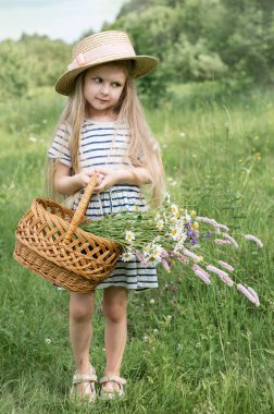 bir alan, sevimli küçük kız