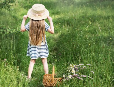 Çiçekler ile geri görünüm güzel kız