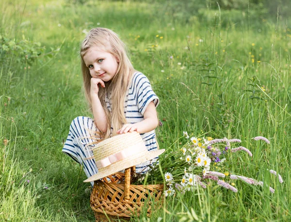 Милая маленькая девочка в поле — стоковое фото