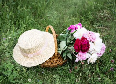 Şakayık çiçekleri sepeti