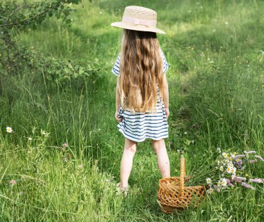Çiçekler ile geri görünüm güzel kız