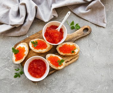 Kase ve sandviç kırmızı havyar