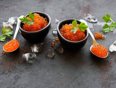 Siyah arkaplanda kırmızı havyar