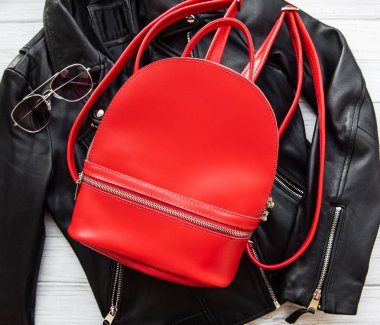 Kırmızı deri sırt çantası