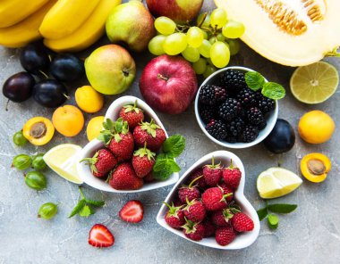 Taze yaz meyve ve çilek 