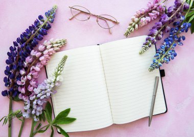 Lupine çiçekleri ile mockup dizüstü bilgisayar