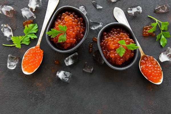 Caviar rojo sobre fondo negro —  Fotos de Stock