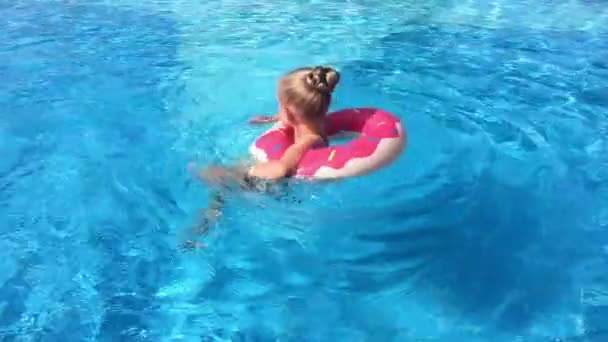 プールの子供小さな女の子がプールで泳いでいます — ストック動画