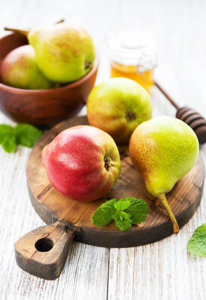 Pears on a board — Stock Photo, Image