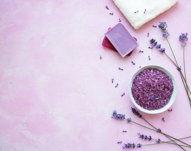 lavanta çiçekleri ve doğal kozmetik ile düz yatıyordu kompozisyon