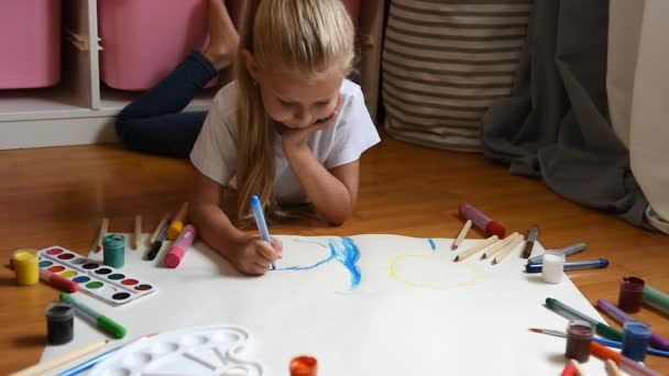 Klein Meisje Tekenen Papier Vloer Binnenshuis Bovenaanzicht Van Kind Vloer — Stockvideo