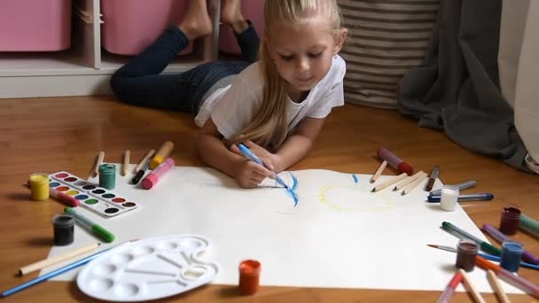 Niña Dibujando Papel Suelo Interiores Vista Superior Del Niño Suelo — Vídeos de Stock