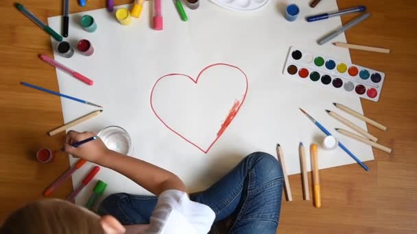 Petite Fille Dessin Papier Sur Sol Intérieur Vue Dessus Enfant — Video