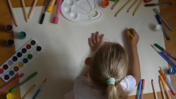 Μικρό Κορίτσι Που Ζωγραφίζει Χαρτί Στο Πάτωμα Εσωτερικούς Χώρους Κορυφή — Αρχείο Βίντεο
