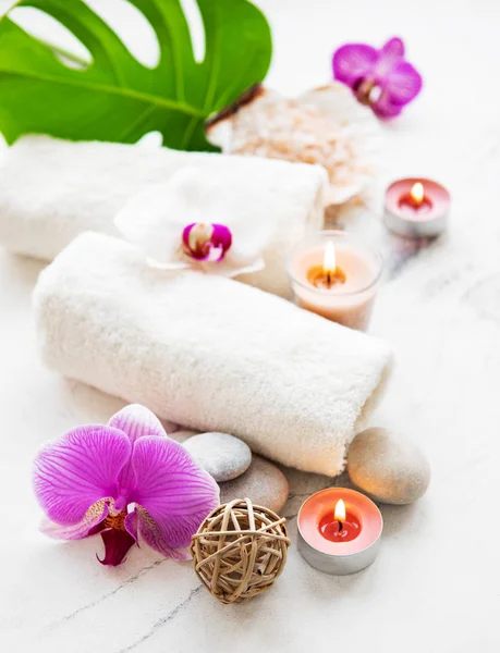 Ingredientes naturais do spa com flores do orchid — Fotografia de Stock