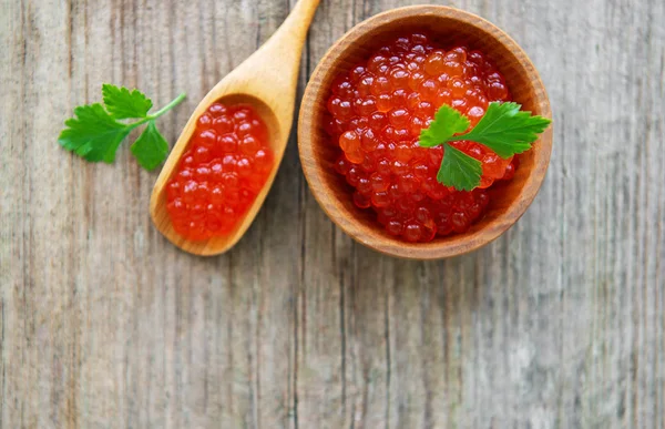 Caviar vermelho na tigela — Fotografia de Stock