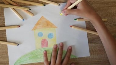 Küçük kız kapalı zemin üzerinde kağıt çizim, katta çocuğun üst görünümü