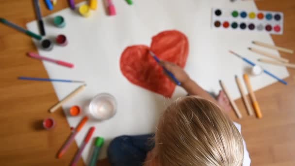 Маленькая Девочка Рисует Бумагой Полу Помещении Вид Сверху Ребенка Полу — стоковое видео